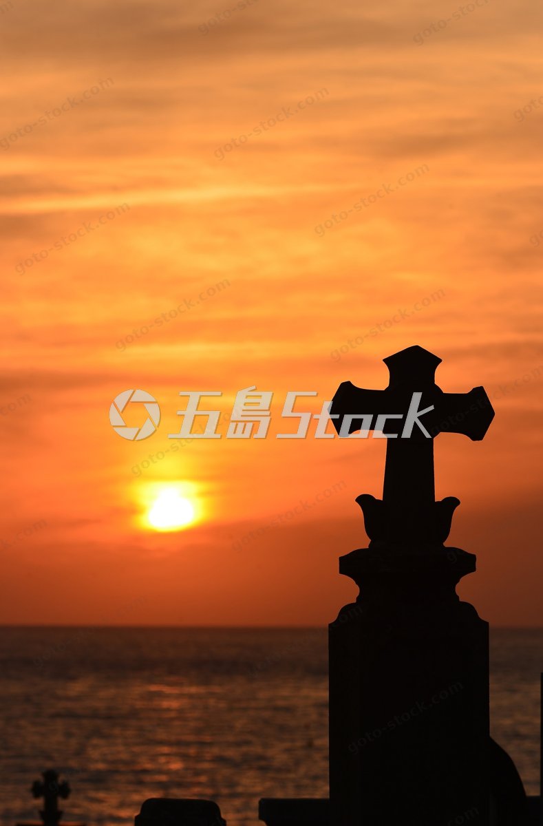 五島列島、茜色の空と海に浮かぶ十字架のシルエット。歴史と祈りの島