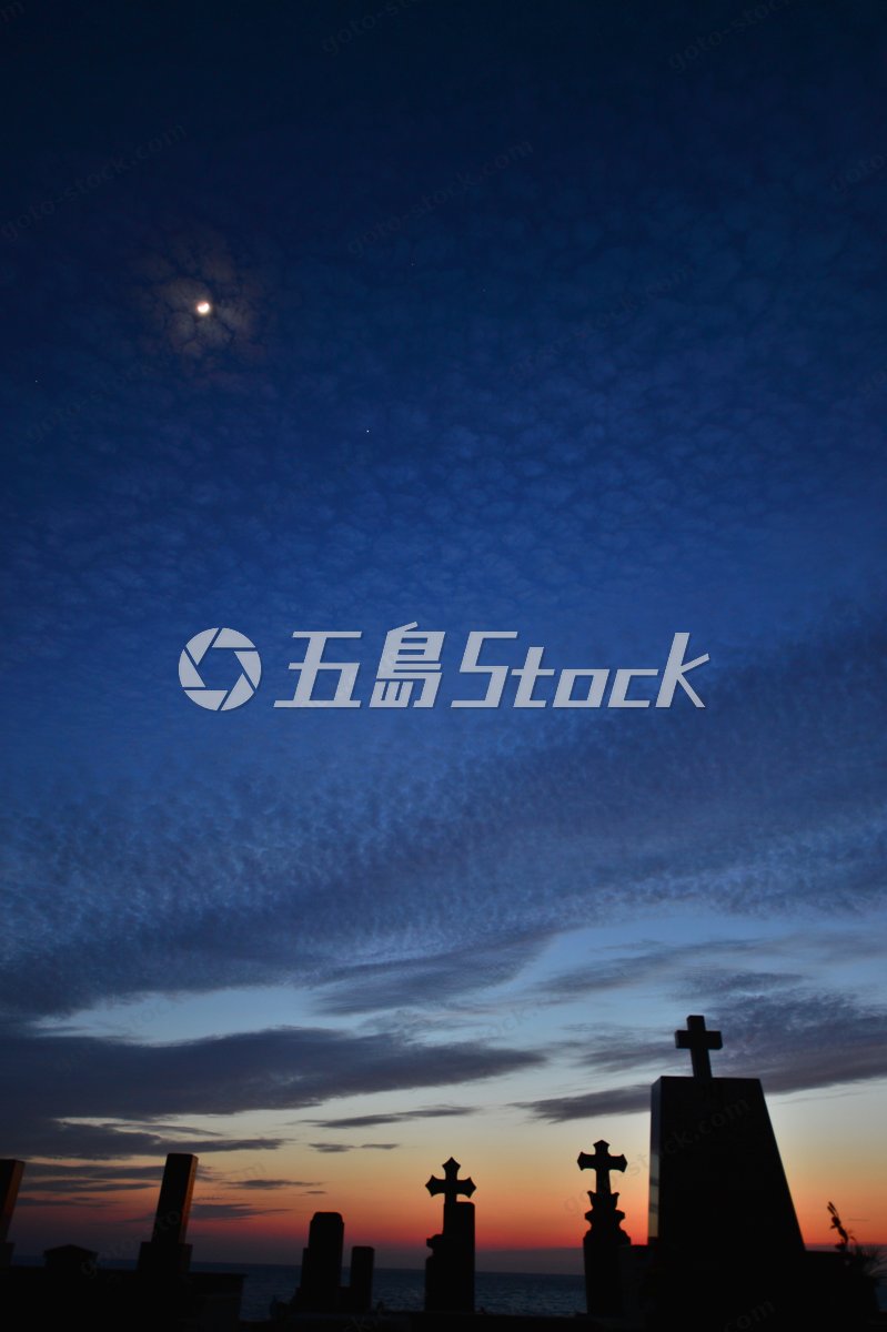 五島列島、夕暮れの墓地と三日月：神聖な静寂