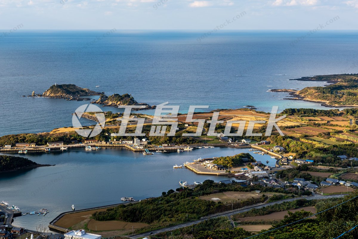 五島列島・福江島：穏やかな入江と集落、自然豊かな港町の風景