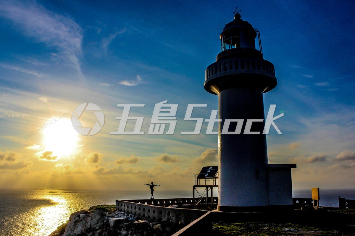 五島列島に立つ灯台と夕焼け空。旅人の心を掴む絶景
