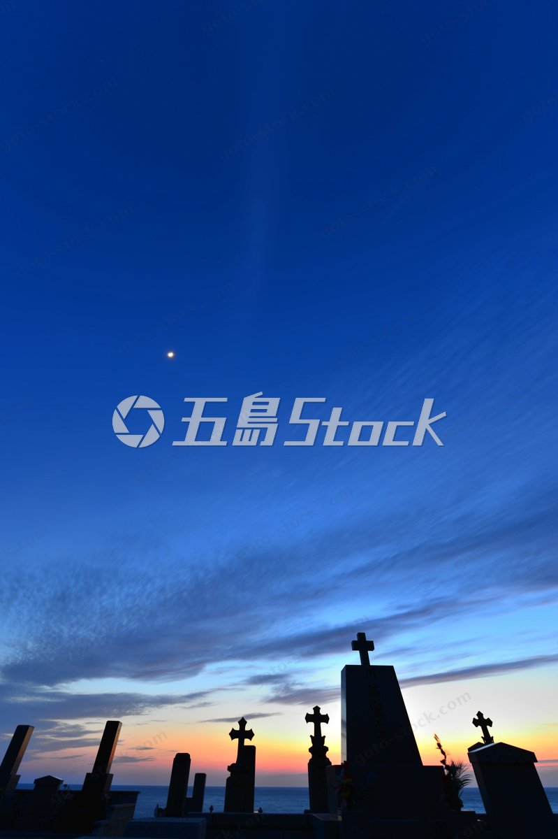 五島列島の夕焼けと十字架が織りなす荘厳な祈りの風景