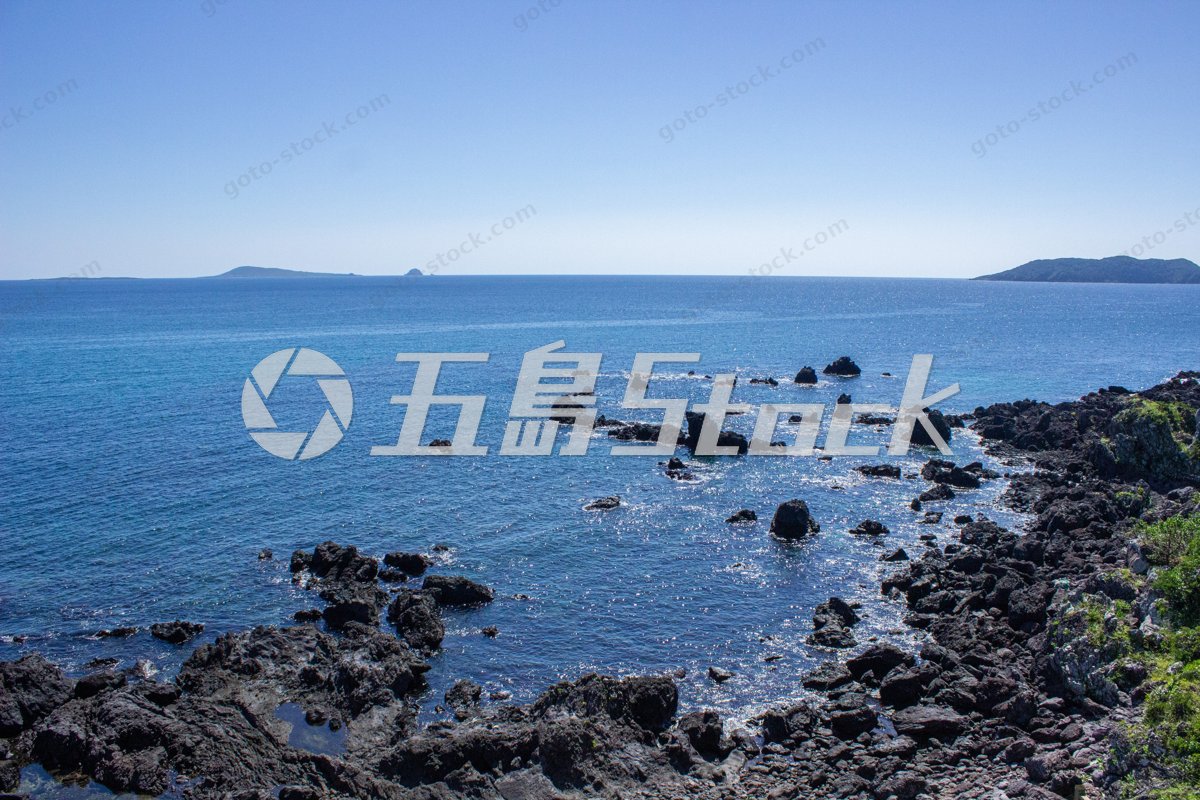 長崎・五島列島、紺碧の海と荒々しい岩礁が輝く絶景